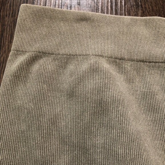 H&M Sage Green Ribbed Seamless Leggings - Picture 2 of 15